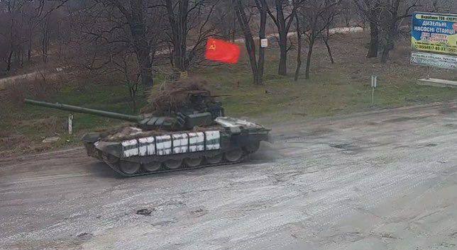 Tancurile rusești care se îndreaptă spre Kiev poartă steagul URSS cu secera și ciocanul