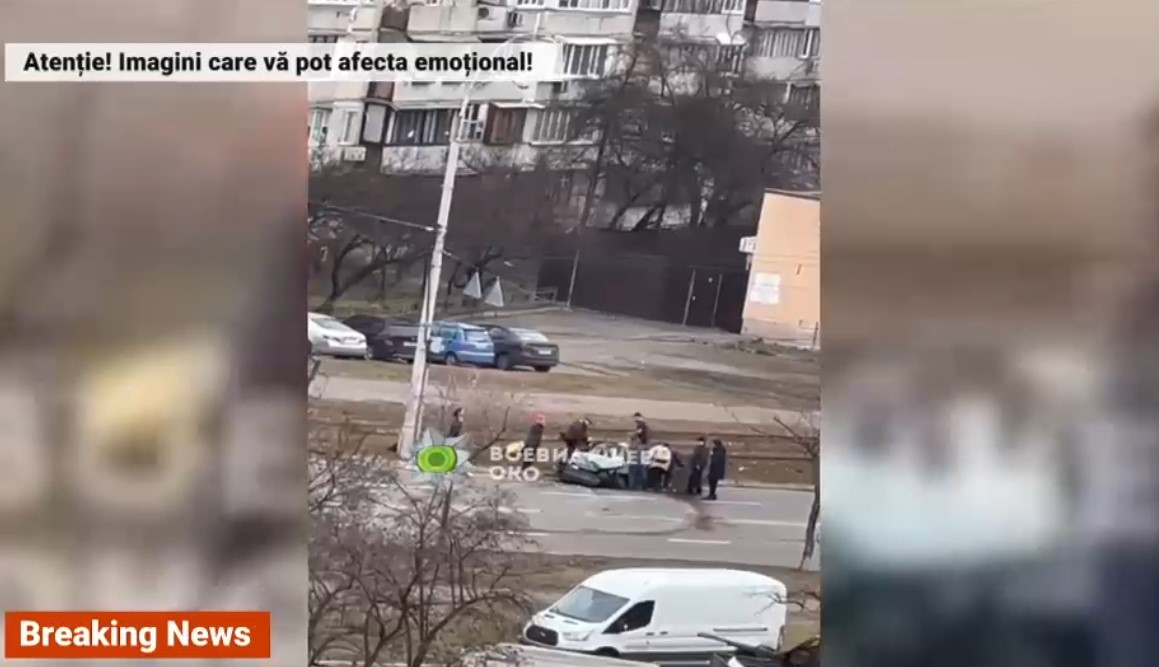 Imagini dramatice pe o stradă din Kiev: Un tanc rusesc trece peste o mașină. Șoferul a rămas blocat între fiare