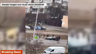 Imagini dramatice pe o stradă din Kiev: Uu blindat rusesc trece peste o mașină