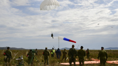 Parașutiști ruși în exercițiu