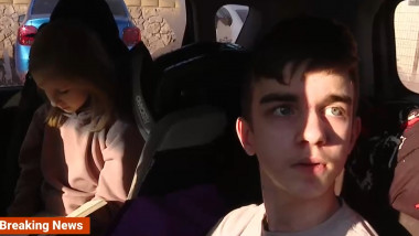 doi copii in masina