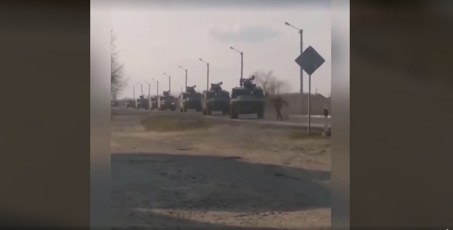 Un civil ucrainean se pune în fața blindatelor rusești care defilează prin sudul Ucrainei