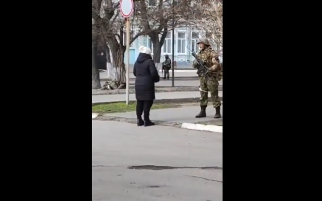 O ucraineancă înfruntă un grup de soldați ruși: „Luaţi seminţe şi puneţi-le în buzunare. Să crească flori, când veţi fi îngropaţi aici”