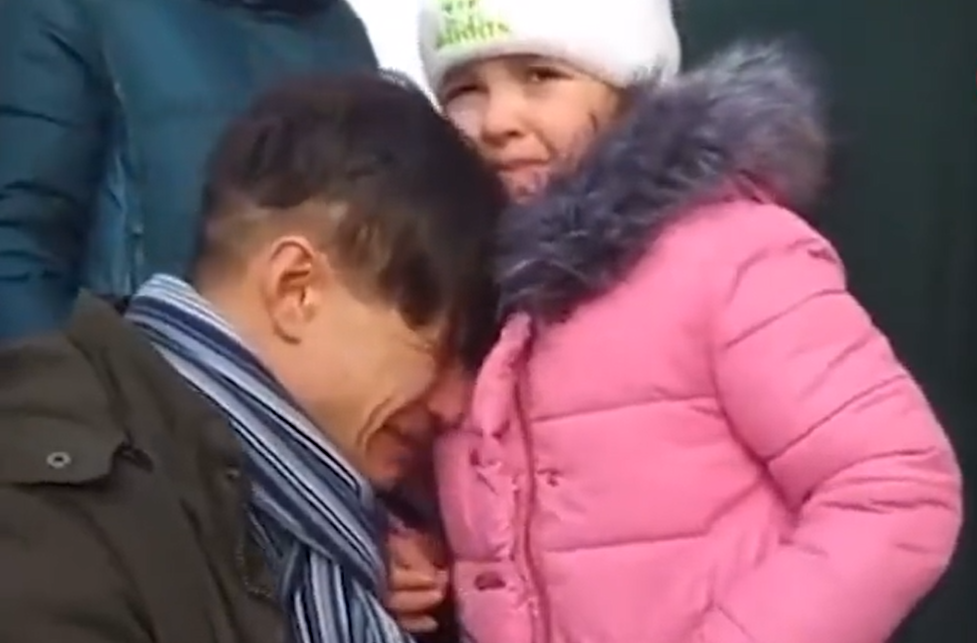 VIDEO. Un tată din Ucraina plânge în hohote când se desparte de fiica lui pe care o trimite departe de război