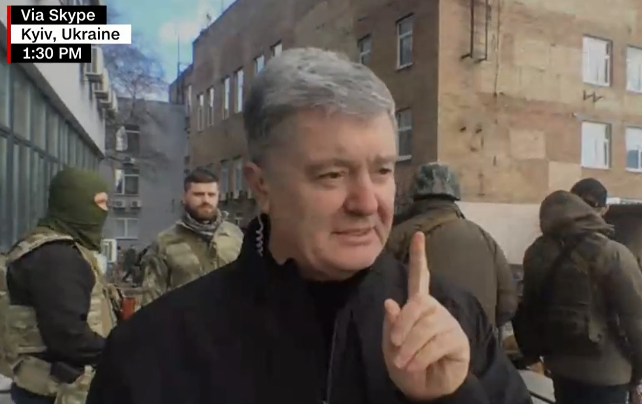 Fostul președinte ucrainean Petro Poroșenko, cu arma în mână pe străzile din Kiev. „Putin nu va cuceri Ucraina”