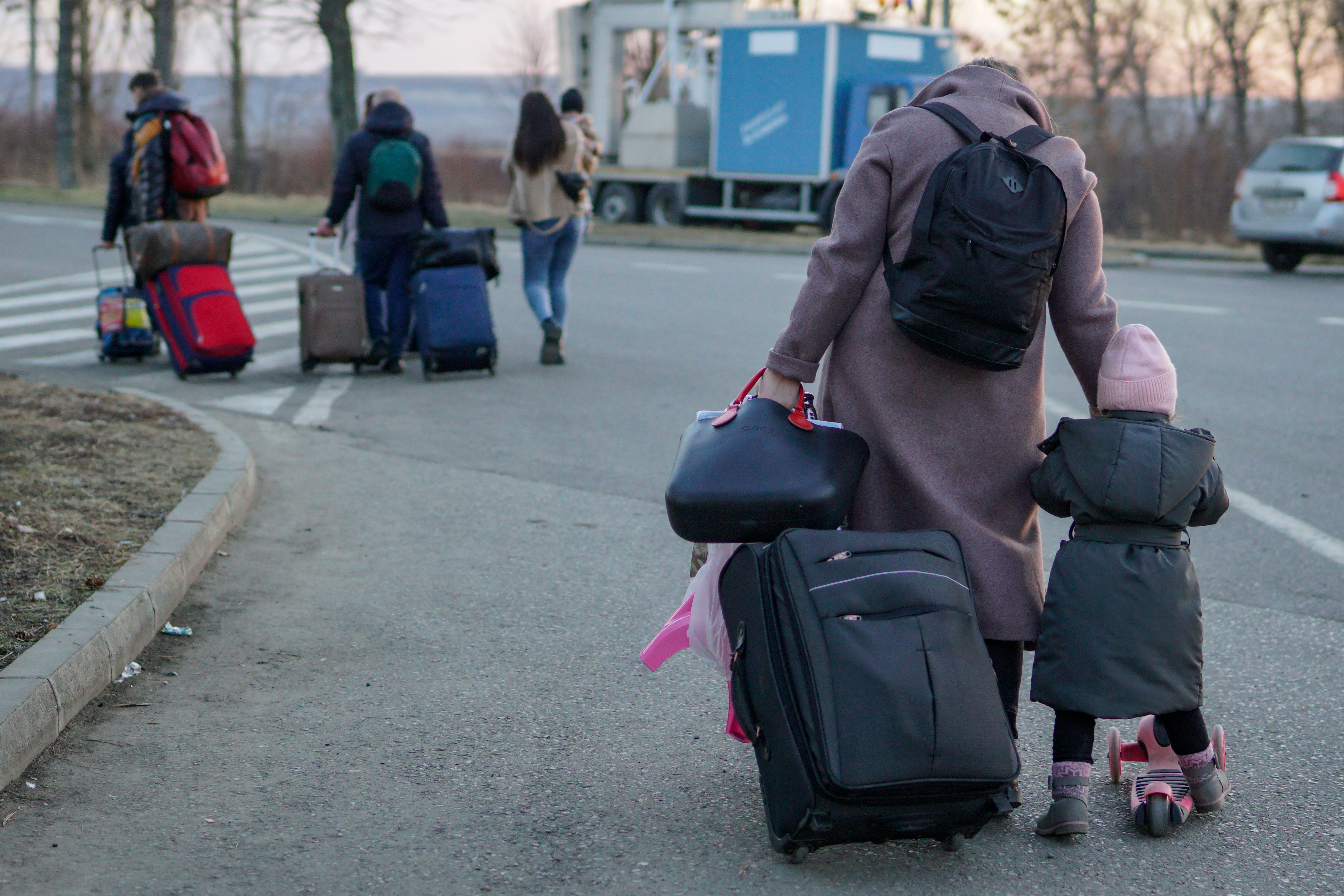 Ministrul Muncii: Ucrainenii care se angajează în România nu au nevoie de aviz de angajare timp de 9 luni