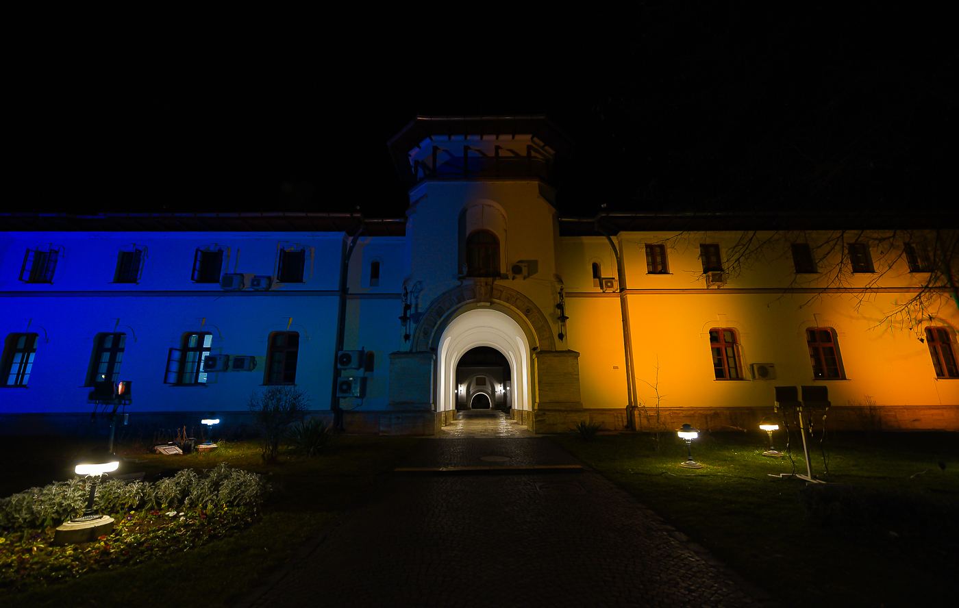 FOTO: Palatul Cotroceni a fost iluminat în culorile steagului Ucrainei