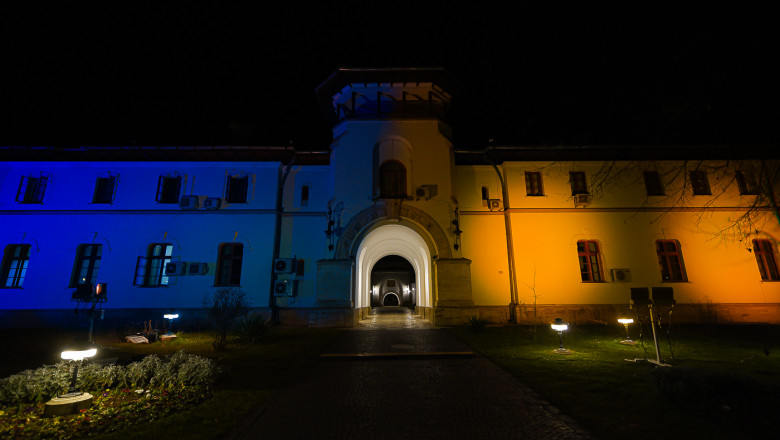 Palatul Cotroceni a fost iluminat în culorile drapelului Ucrainei în semn de solidaritate cu cetățenii ucraineni