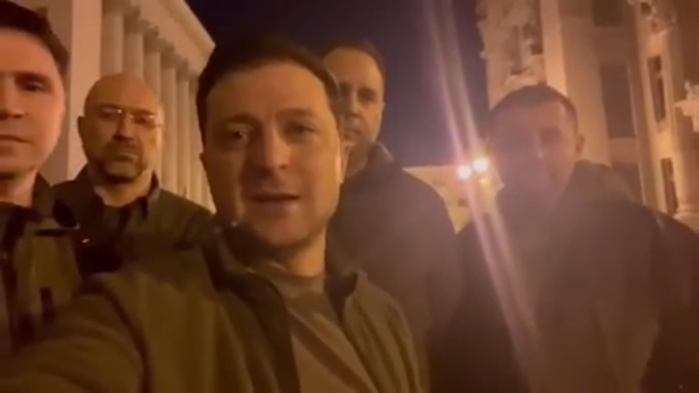 Zelenski și liderii de la Kiev, mesaj emoționant din centrul capitalei asediate: Suntem aici, apărăm independența Ucrainei