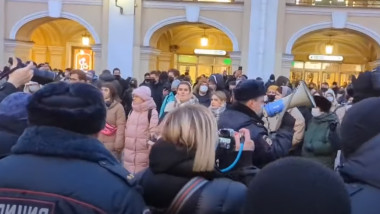 Oameni care protestează în Sankt Petersburg.