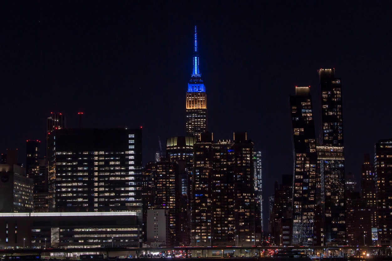 Mai multe clădiri emblematice din lume, între care Empire State Building și Turnul Eiffel, au fost iluminate în culorile Ucrainei
