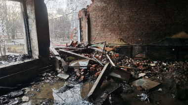 Grădiniți din Ucraina distrusă în bombardament.