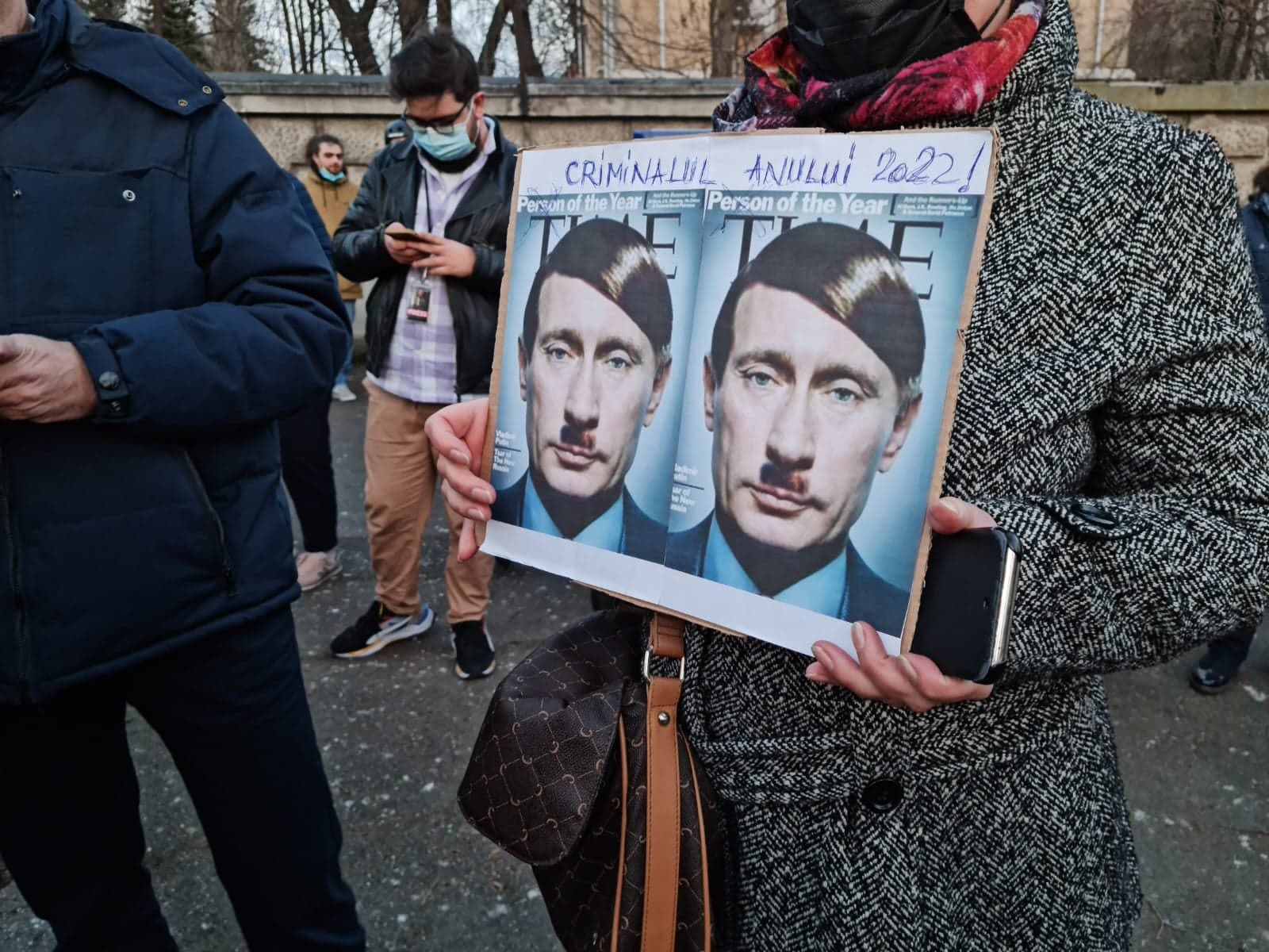 Peste 1.000 de oameni au protestat la Ambasada Rusiei din București. Mesaje de solidaritate cu Ucraina