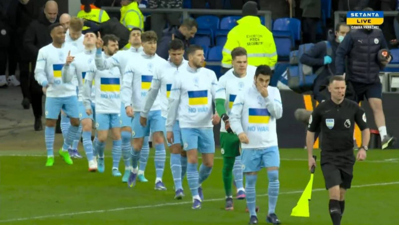Echipa Manchester City cu tricouri pe care este afișat drapelul Ucrainei.