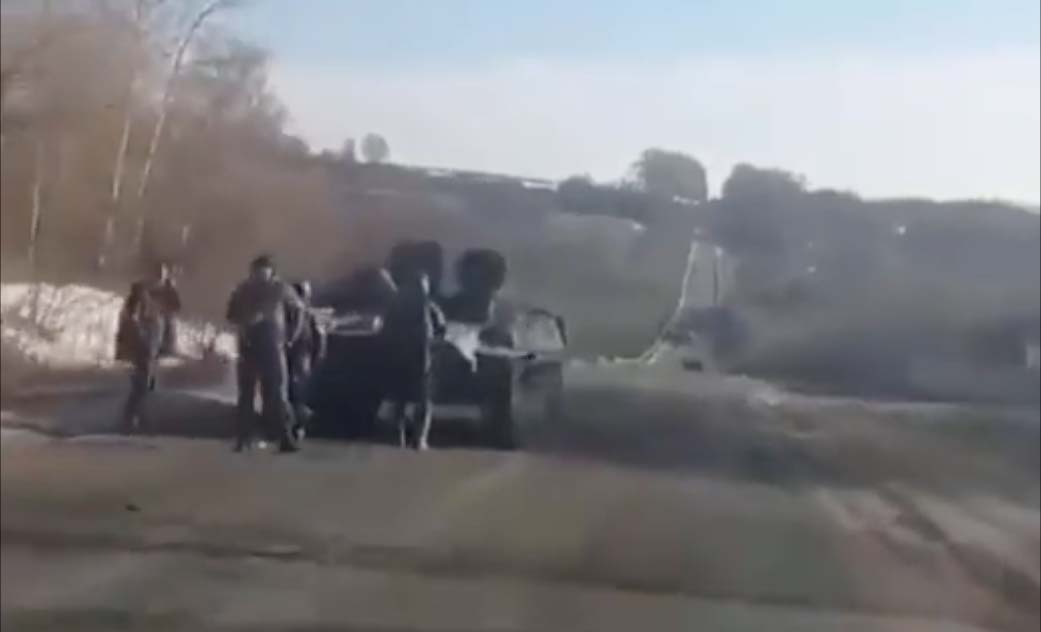 Un șofer ucrainean se oferă să tracteze înapoi în Rusia un tanc rămas fără combustibil. „Aveți idee unde mergeți?”