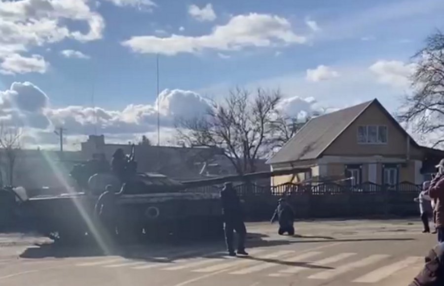 Zelensky, nou mesaj către Ucraina: „Suntem de neînvins!” Ucrainenii încearcă să oprească tancurile rusești cu propriile trupuri