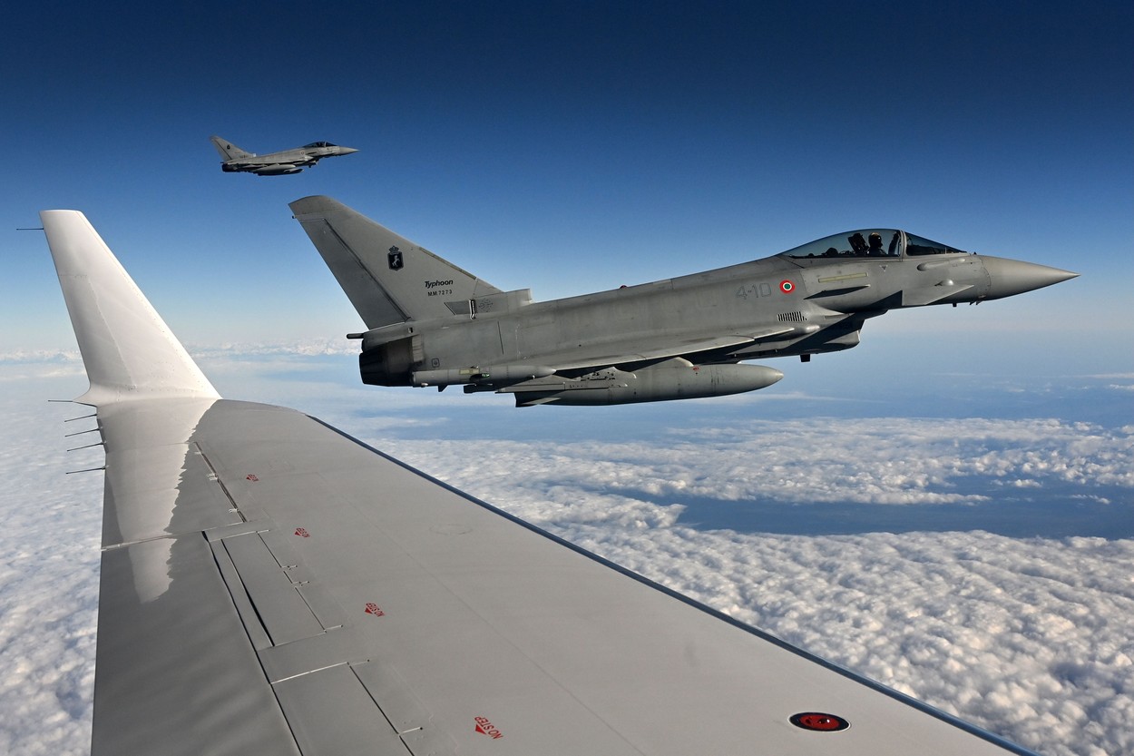 Italia trimite încă 4 avioane de luptă în România, Belgia trimite 300 de militari