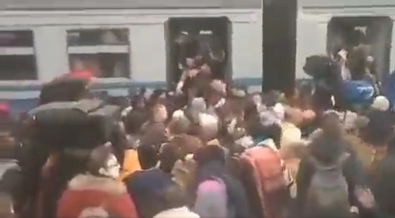 Mii de oameni se înghesuie în gara din Liov, încercând să prindă un tren pentru a pleca din Ucraina