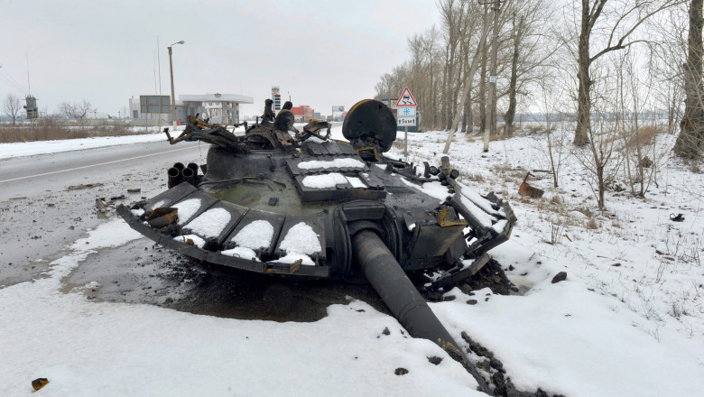 O parte dintr-un tanc rusesc distrus la periferia Harkov.