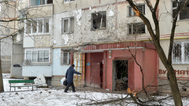 O clădire rezidențială din Harkov, afectată de atacurile Rusiei de pe 26 februarie.