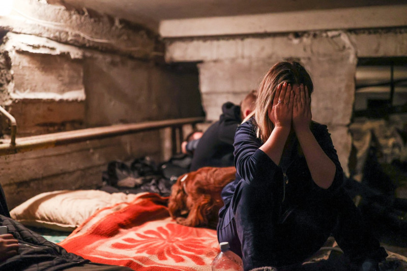 Ucrainenii se feresc din calea războiului în adăposturi subterane.