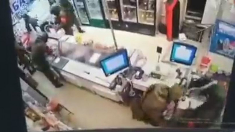 Militari ruși într-un magazin ucrainean.