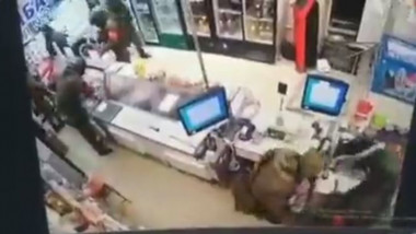 Militari ruși într-un magazin ucrainean.