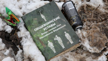 Regulamentul Arrmatei Ruse căzut în zăpadă, la periferia orașului Harkov