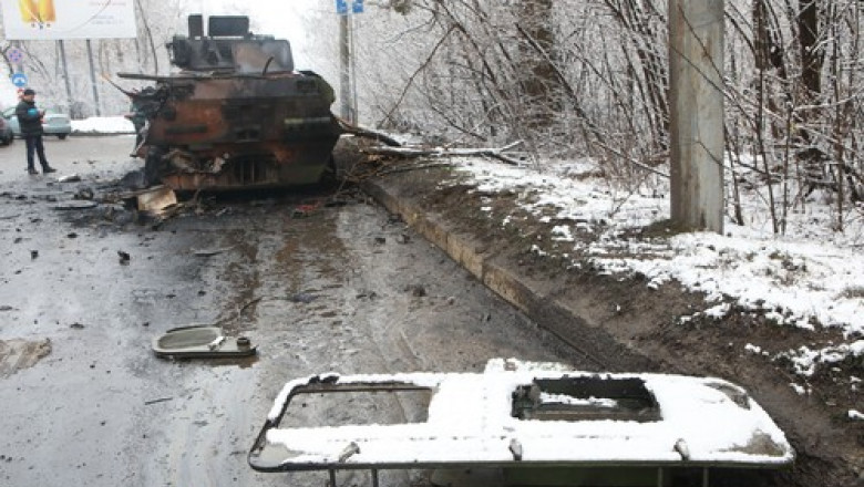 Vehicul militar distrus la periferia orașușui Harkov.