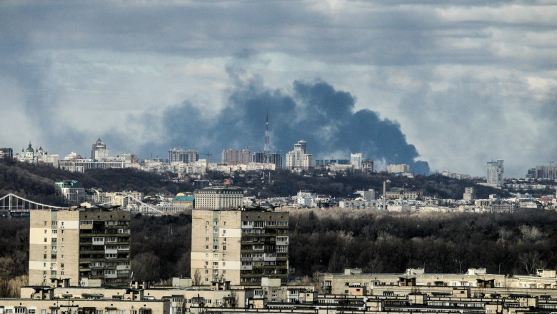 Un nor de fum se înalță de la periferia Kievului, după bombardamentul de noaptea trecută.
