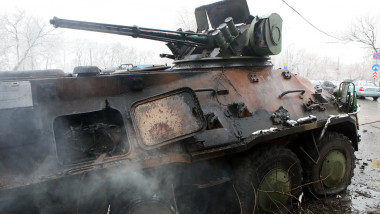 Vehicul militar distrus la periferia orașușui Harkov.