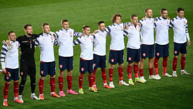 Naționala de fotbal a Cehiei, pe teren, la intonarea imnului.