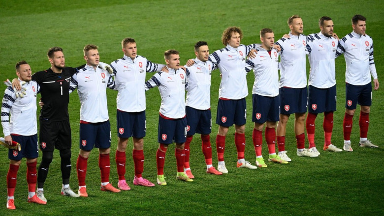 Naționala de fotbal a Cehiei, pe teren, la intonarea imnului.