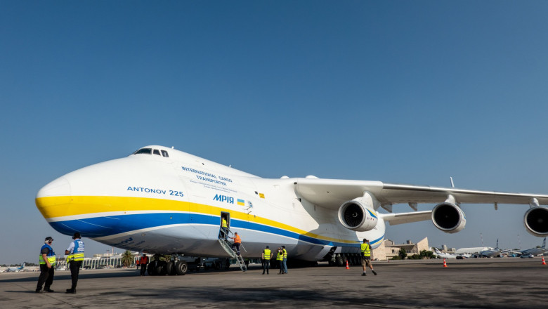 Antonov 225, cel mai mare avion din lume, pe o pistă.