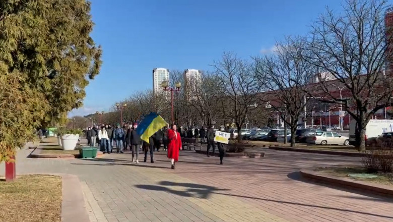 protestatari la minsk cu steagul ucrainei