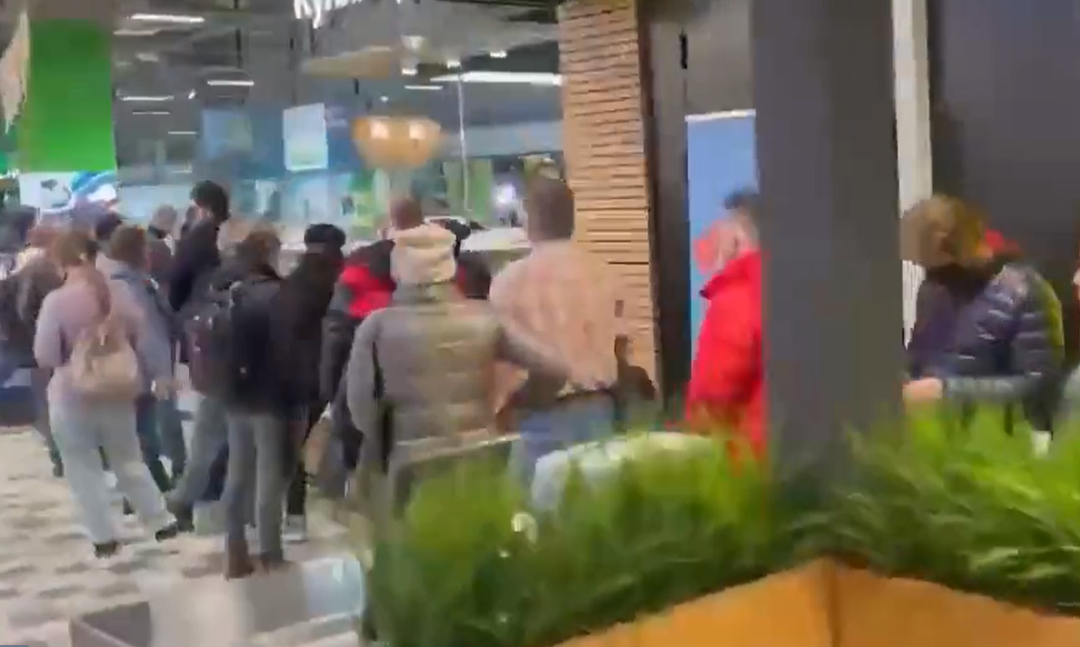 VIDEO Rușii stau la coadă la bancomate pentru a scoate bani, după ce țara a fost lovită de sancțiuni. Banca centrală face apel la calm