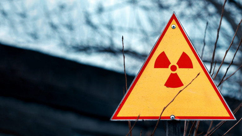 semn al pericolului nuclear