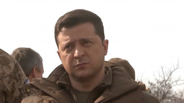 Volodimir Zelenski inspectează trupe ucrainene.