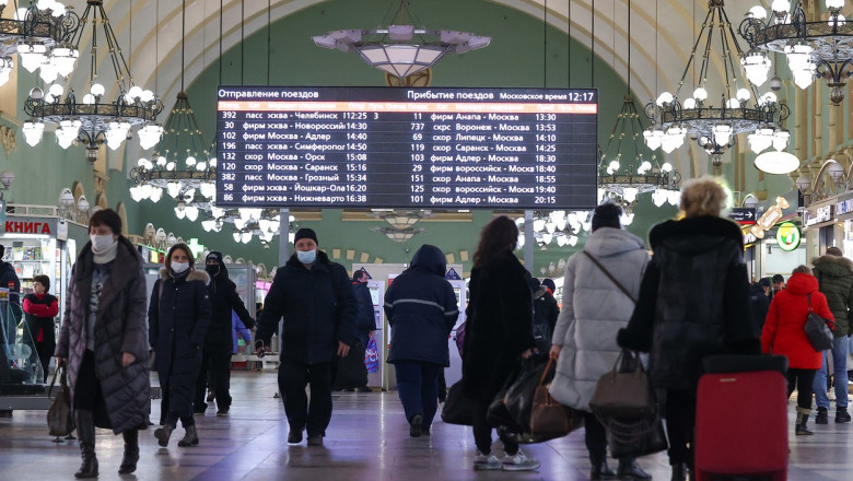 oameni in gara kazanski din moscova