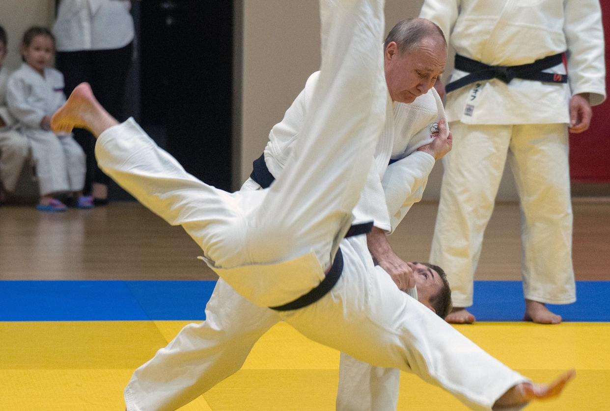 Federaţia Internaţională de Judo l-a suspendat pe Vladimir Putin din toate funcțiile