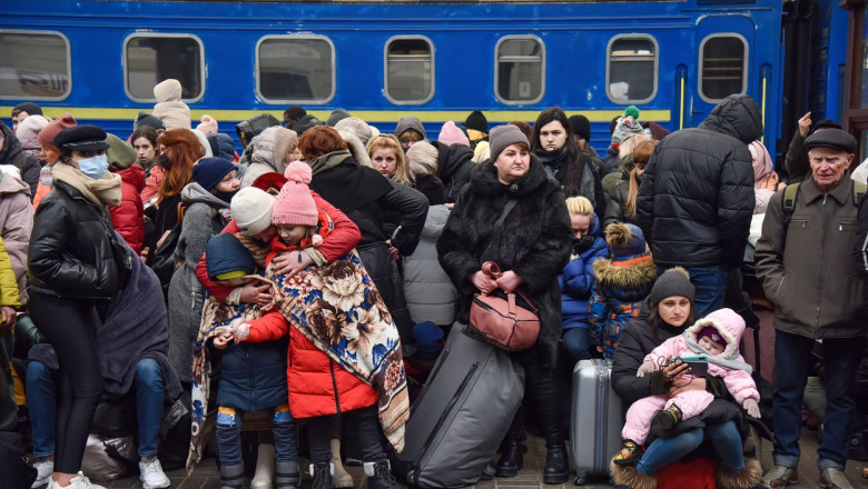 refugiati ucraina pe peron