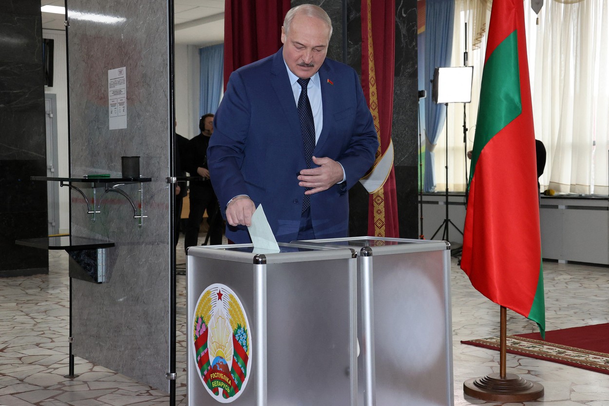 Sute de oameni arestați în Belarus după renunţarea la statutul de ţară fără arme nucleare