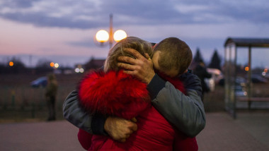 tineri imbratisati la plecarea din ucraina