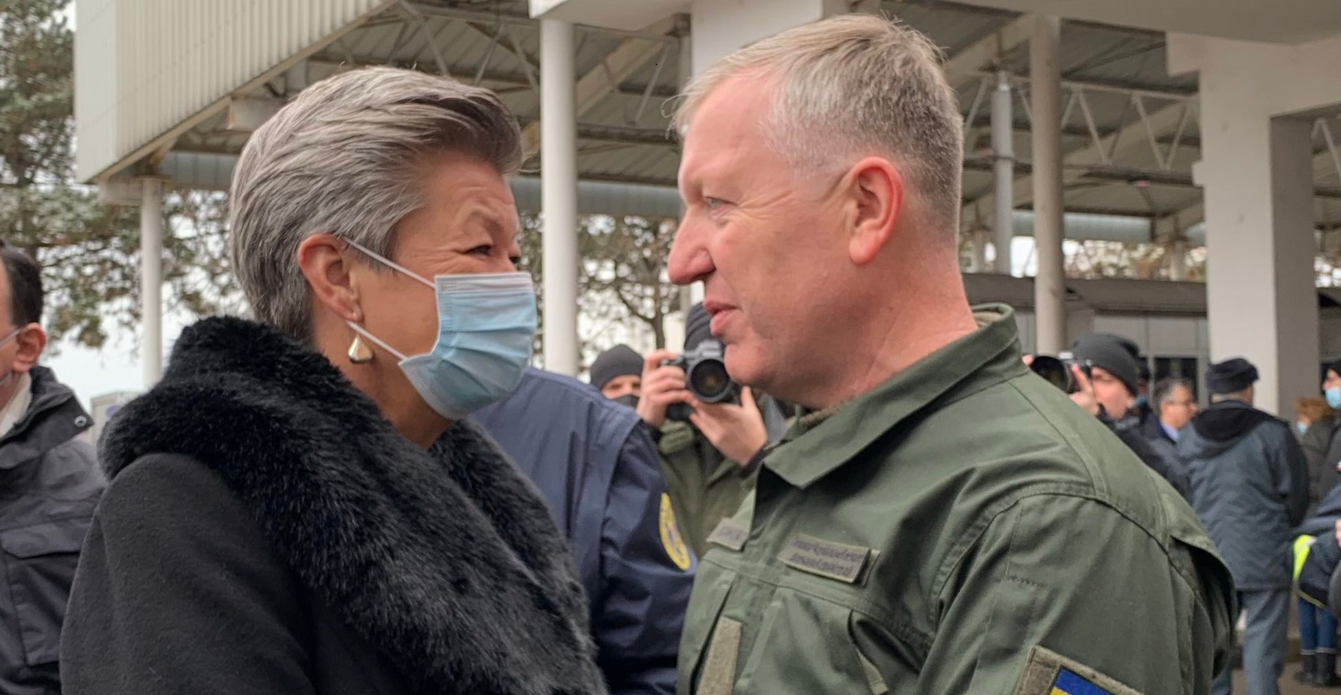 Comisarul european pentru afaceri interne s-a întâlnit cu guvernatorul din Cernăuți în tabăra de refugiaţi de la Siret