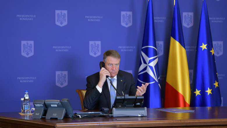 Klaus Iohannis vorbește la telefon.