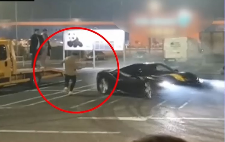 Drifturi periculoase cu bolizi de lux în parcarea unui mall din Capitală. Șoferul unui Ferrari, la un pas de a acroșa un spectator