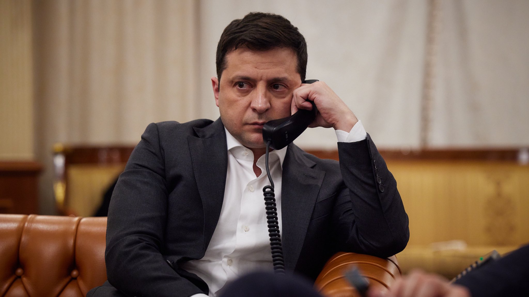 Volodimir Zelenski l-a asigurat pe Emmanuel Macron că Ucraina nu va răspunde provocărilor Rusiei