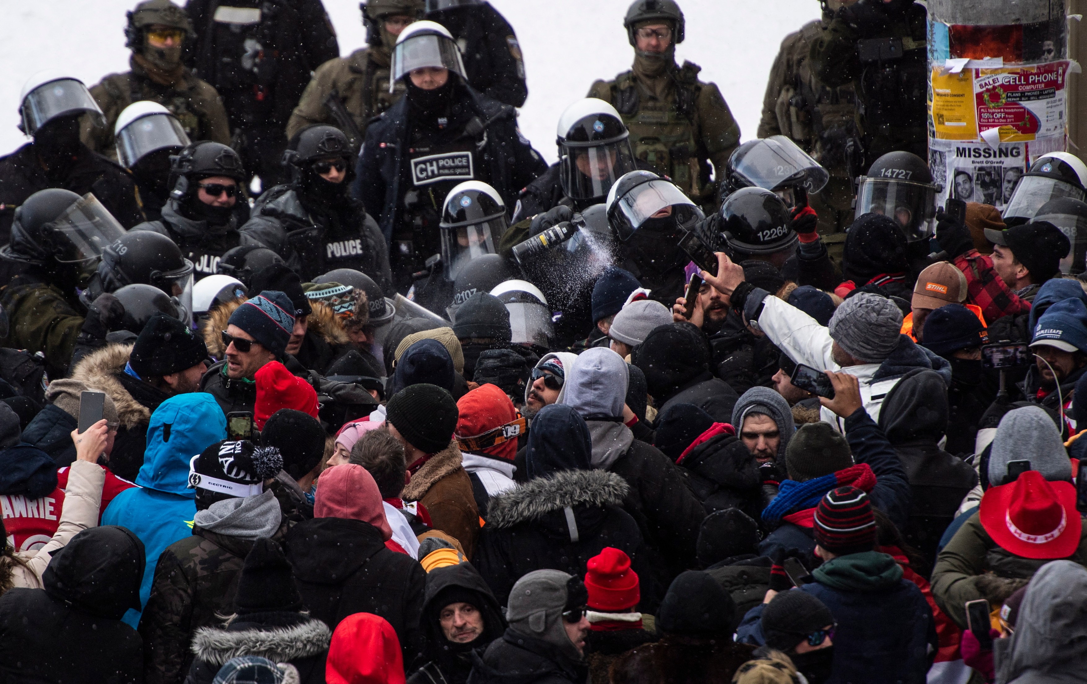 Poliția din Ottawa a intervenit în forță, cu gaze lacrimogene, și a eliberat zona de la Parlament: "Arestăm pe oricine găsim aici"