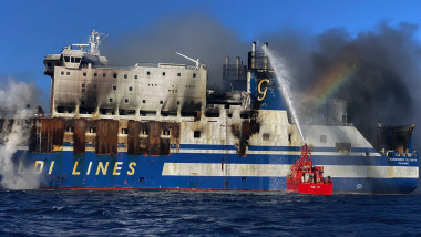 pompierii intervin la incendiul de pe un feribot in mediterana