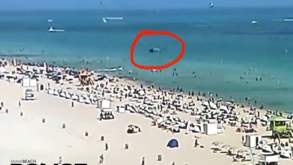 Momentul în care un elicopter se prăbușește în apă, printre oamenii care înotau, în Miami